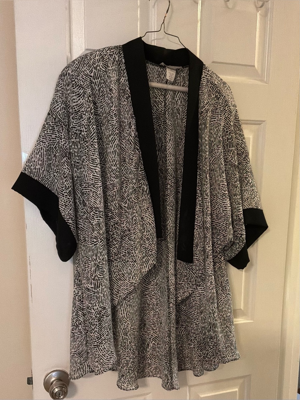 Black & White Patterned Open-Front Women's robe/cover-up